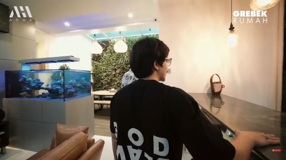 Dulu pernah tidur di lantai bus kini jadi YouTuber sukses, ini 9 potret dapur Denny Sumargo