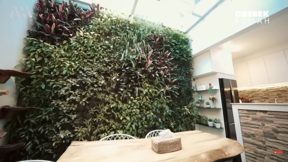 Dulu pernah tidur di lantai bus kini jadi YouTuber sukses, ini 9 potret dapur Denny Sumargo