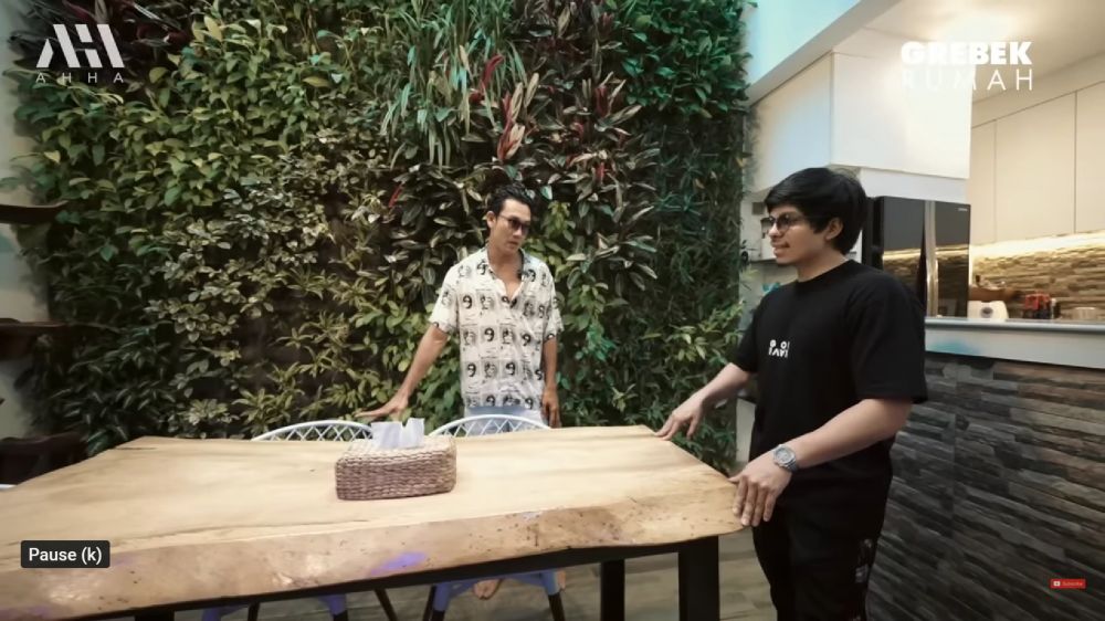 Dulu pernah tidur di lantai bus kini jadi YouTuber sukses, ini 9 potret dapur Denny Sumargo