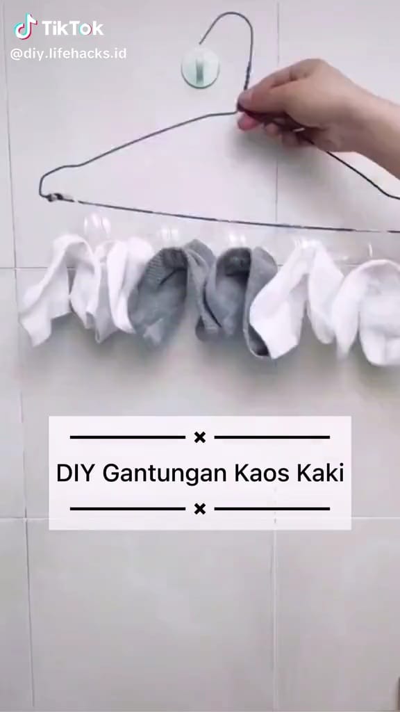 Kini tak perlu jepitan baju, trik mudah gantung kaus kaki banyak pakai satu tambahan barang bekas