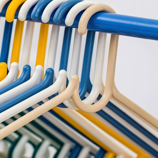 Kini tak perlu jepitan baju, trik mudah gantung kaus kaki banyak pakai satu tambahan barang bekas