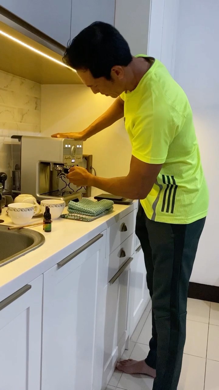 Tinggal di rumah mewah tapi suka kerja naik angkutan umum, ini 9 potret dapur estetik Adrian Maulana