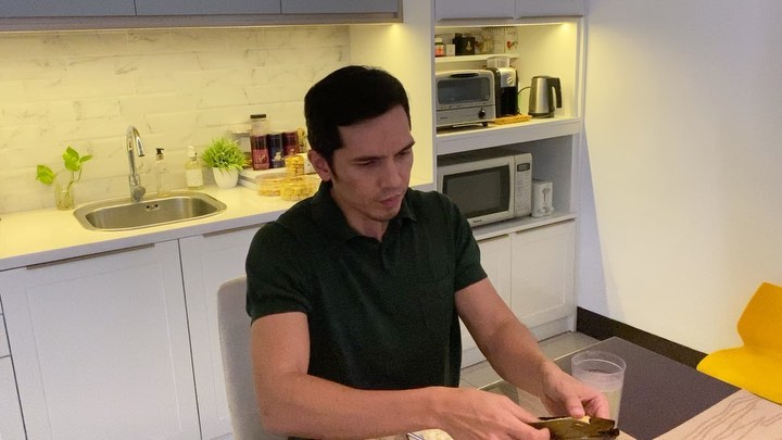 Tinggal di rumah mewah tapi suka kerja naik angkutan umum, ini 9 potret dapur estetik Adrian Maulana