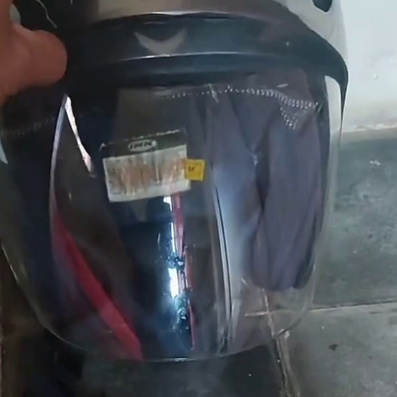 Banyak yang belum tahu, begini cara bersihkan kaca helm dekil dan banyak goresan jadi seperti baru