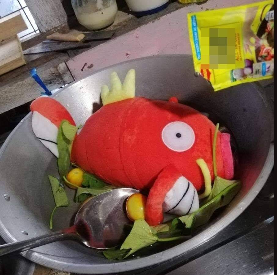 Dari yang sungguhan sampai mainan, 13 potret lucu makan pakai ikan ini bikin nyengir lebar