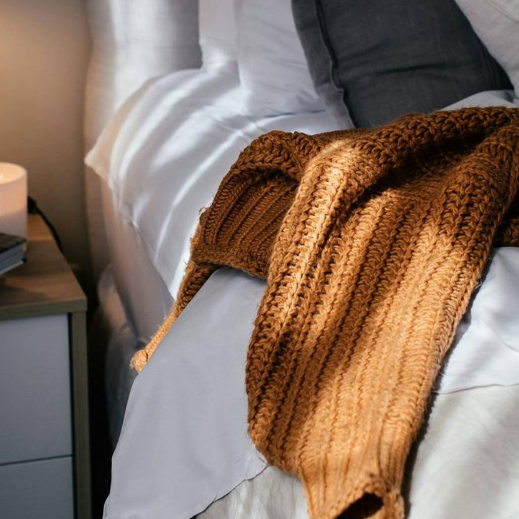 Jangan asal digantung, ternyata ini cara menggantung sweater yang benar di lemari agar tak cepat melar