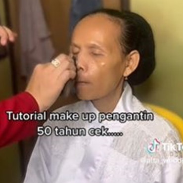 Potret transformasinya bikin lupa wajah asli, wanita 50 tahun ini dirias MUA jadi manten masa kini