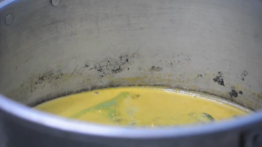 Sekarang jadi paham, ternyata bikin ayam ingkung empuk nggak butuh panci presto tapi perlu trik ini