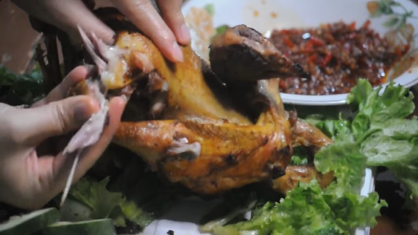 Sekarang jadi paham, ternyata bikin ayam ingkung empuk nggak butuh panci presto tapi perlu trik ini