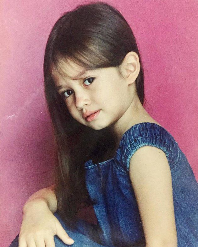Bocah berambut kepang ini parasnya disebut mirip Lisa Blackpink, intip 11 potretnya dulu hingga kini