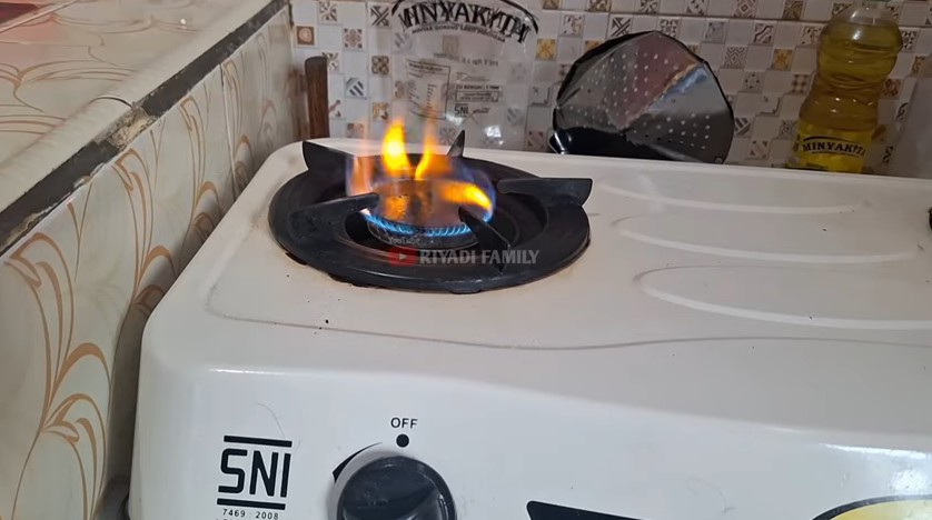 Kini tak perlu cemas wajan gosong, ini trik atasi api kompor merah agar biru lagi pakai 1 bahan dapur