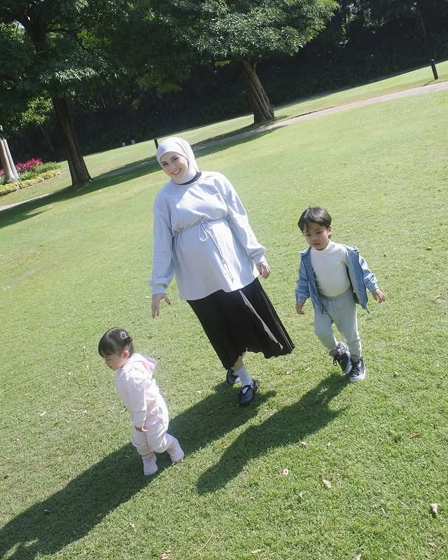 Putuskan KB steril usai punya tiga anak, begini 9 perjuangan kehamilan Kesha Ratuliu