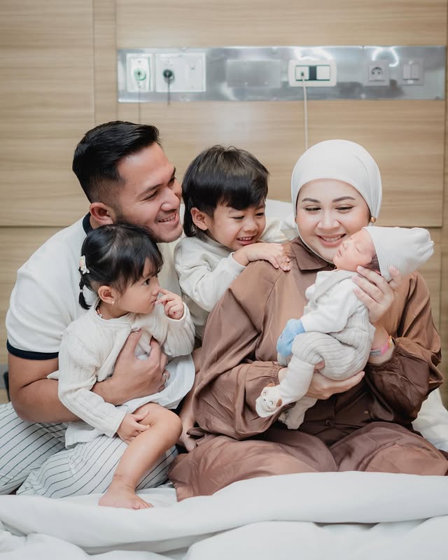 Putuskan KB steril usai punya tiga anak, begini 9 perjuangan kehamilan Kesha Ratuliu