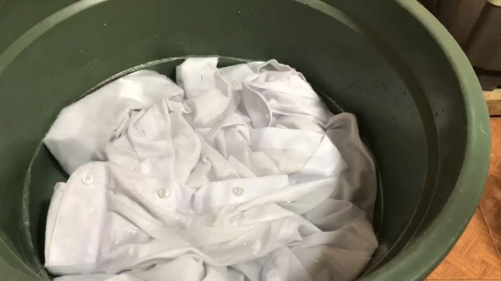 Jangan pakai cairan pemutih, ini trik hilangkan noda hitam di kemeja putih cuma tambah 1 bahan dapur