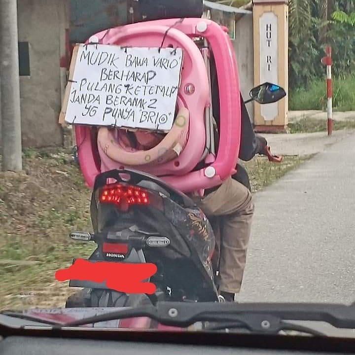 15 Tulisan lucu di belakang motor ini bikin pengendara lain cekikikan, hati-hati gagal fokus