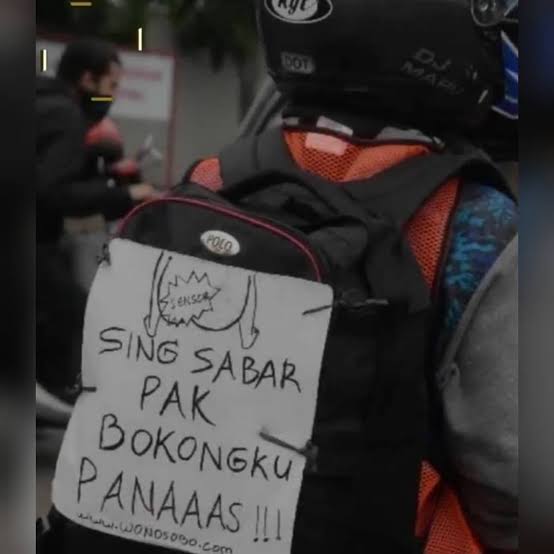 15 Tulisan lucu di belakang motor ini bikin pengendara lain cekikikan, hati-hati gagal fokus