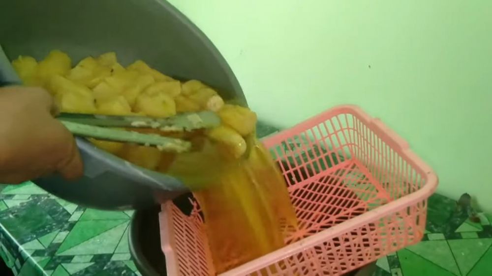 Sekarang jadi paham, goreng singkong empuk & merekah nggak harus rebus atau kukus dulu