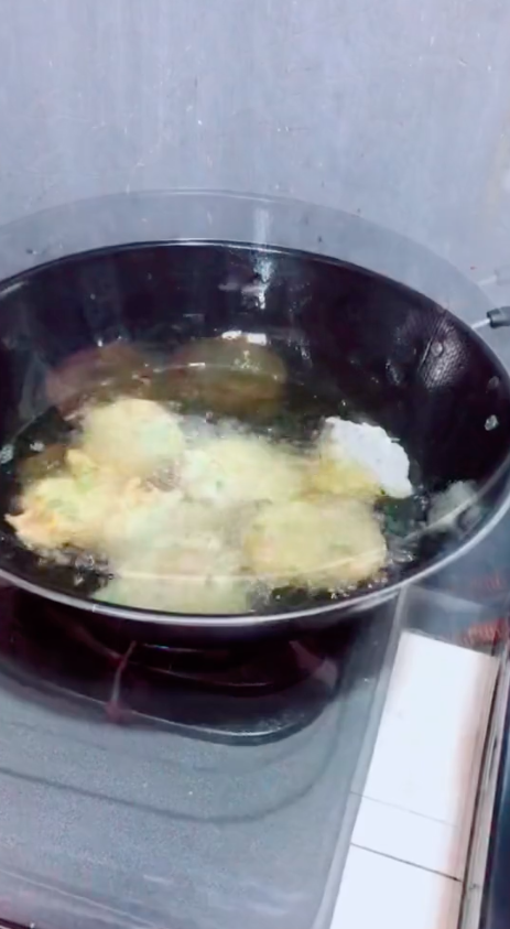 Akhirnya tahu kenapa bakwan bisa renyah tanpa margarin, cukup tambahkan 2 bahan dapur ini