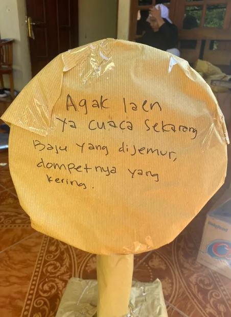11 Tulisan kocak di hadiah lomba ini bikin pemenang senyum-senyum sendiri, ada lomba melupakan mantan