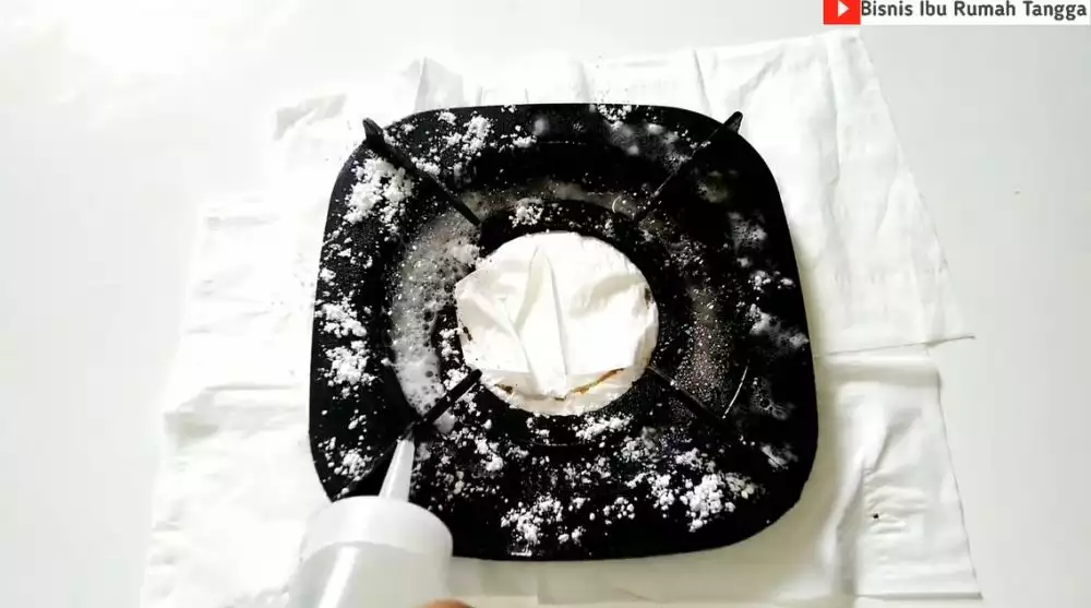 Baru tahu kalau kerak tungku kompor bisa rontok tanpa digosok keras, triknya ternyata simpel banget