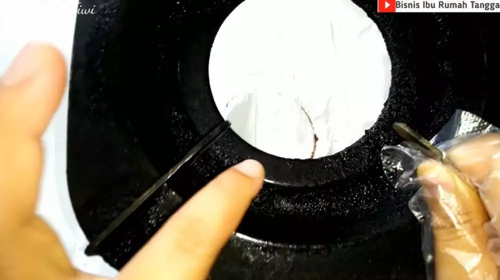 Baru tahu kalau kerak tungku kompor bisa rontok tanpa digosok keras, triknya ternyata simpel banget