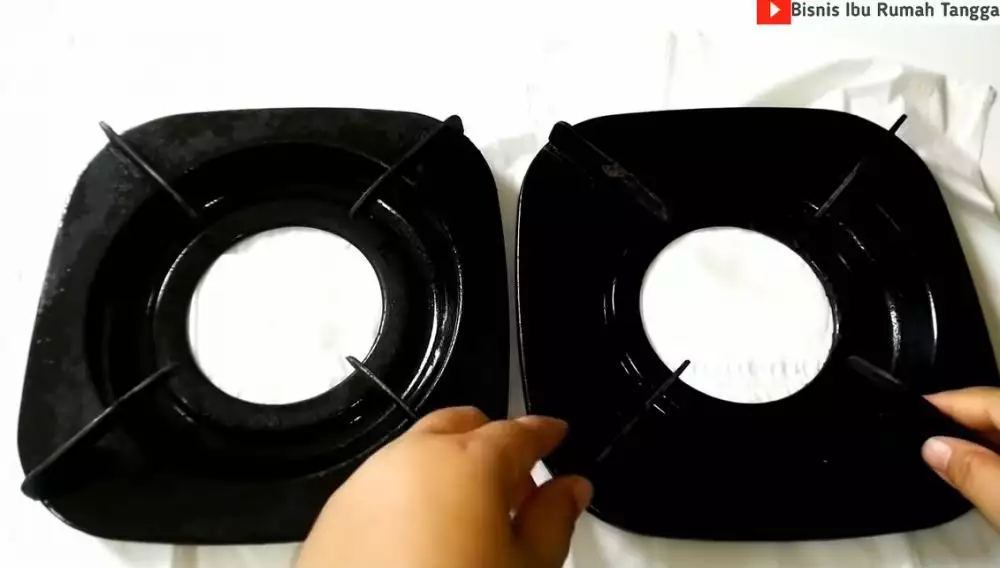 Baru tahu kalau kerak tungku kompor bisa rontok tanpa digosok keras, triknya ternyata simpel banget