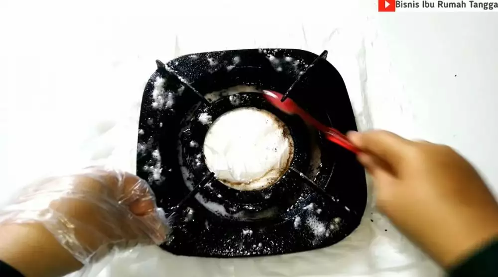 Baru tahu kalau kerak tungku kompor bisa rontok tanpa digosok keras, triknya ternyata simpel banget