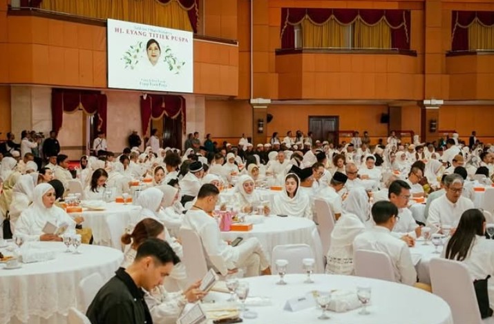 Dekornya sesuai dengan warna kesukaan Titiek Puspa, ini 9 momen tahlilan 7 hari kepergian sang maestro