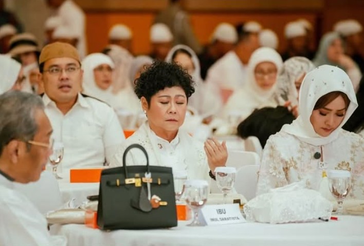 Dekornya sesuai dengan warna kesukaan Titiek Puspa, ini 9 momen tahlilan 7 hari kepergian sang maestro
