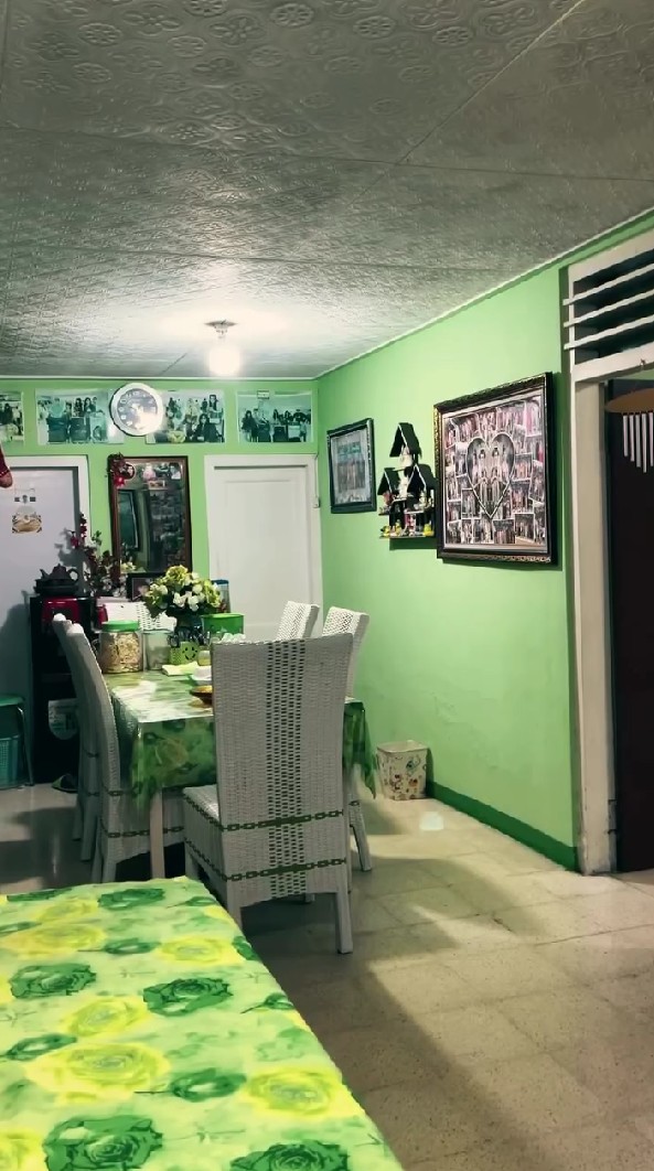 Kecilnya di rumah warisan nenek, 7 potret hunian artis yang sempat jadi wakil bupati ini sederhana