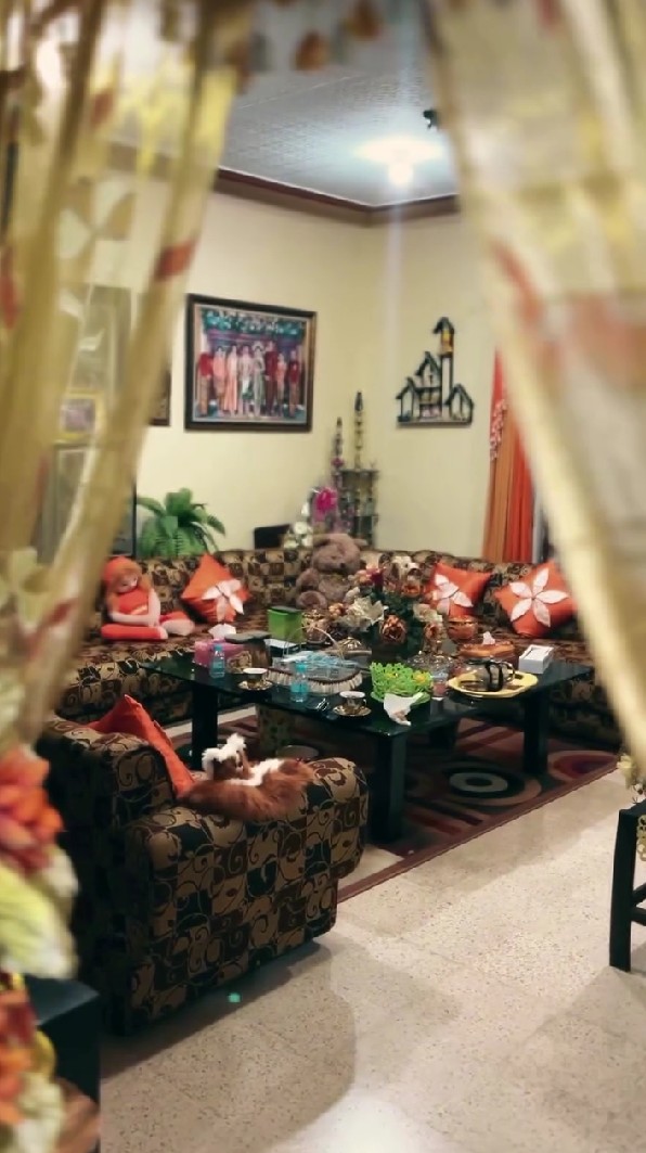 Kecilnya di rumah warisan nenek, 7 potret hunian artis yang sempat jadi wakil bupati ini sederhana