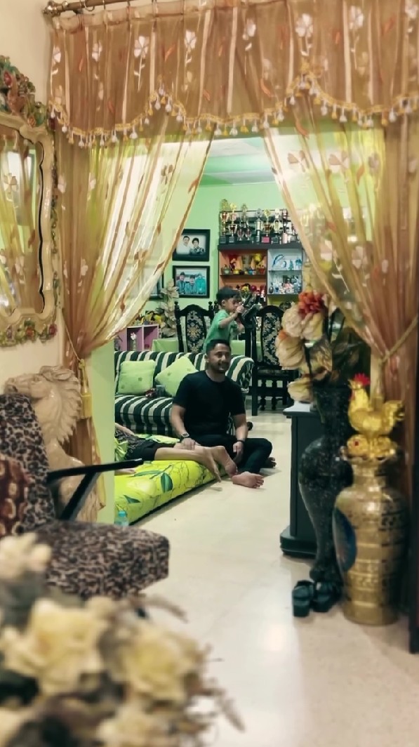 Kecilnya di rumah warisan nenek, 7 potret hunian artis yang sempat jadi wakil bupati ini sederhana