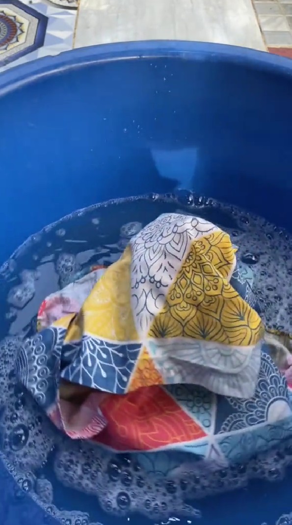 Ternyata sekarang ada trik cuci sprei agar cepat bersih dan warna tetap cerah, pakai 3 bahan dapur