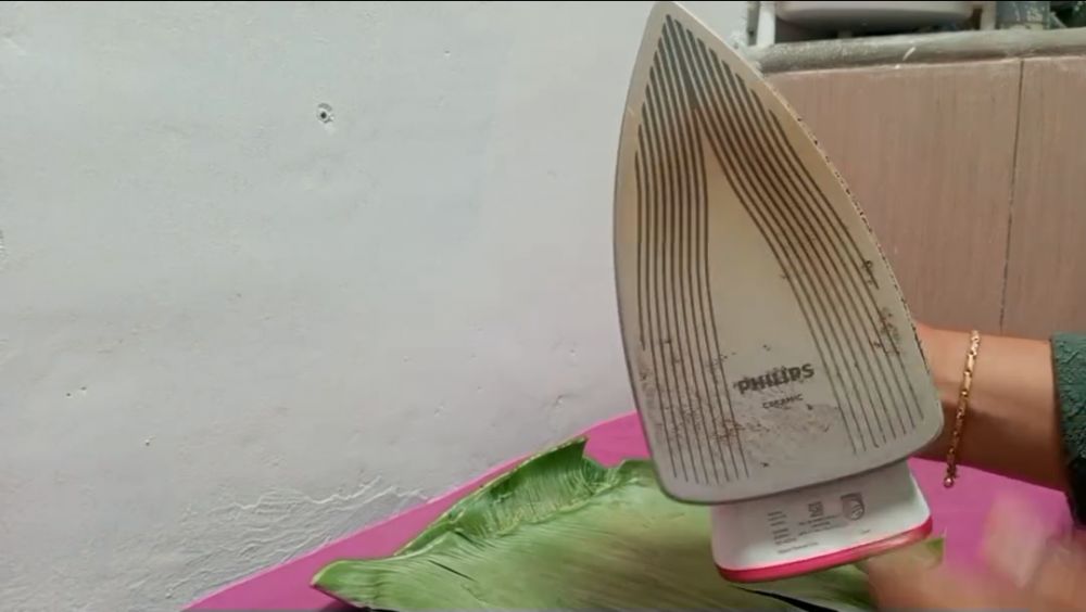 Jangan digosok dengan sikat gigi, ini cara lain hilangkan noda lengket di setrika pakai 2 bahan dapur