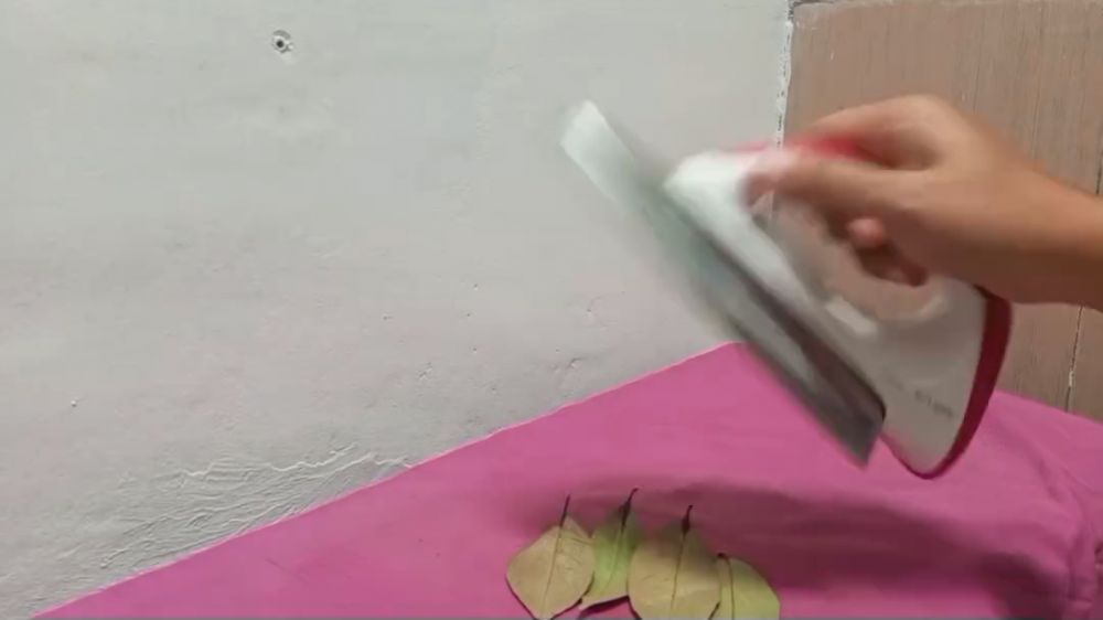 Jangan digosok dengan sikat gigi, ini cara lain hilangkan noda lengket di setrika pakai 2 bahan dapur