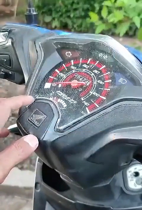 Kaca speedometer kinclong kembali seperti baru, ini trik hilangkan noda retak tanpa gunakan oli