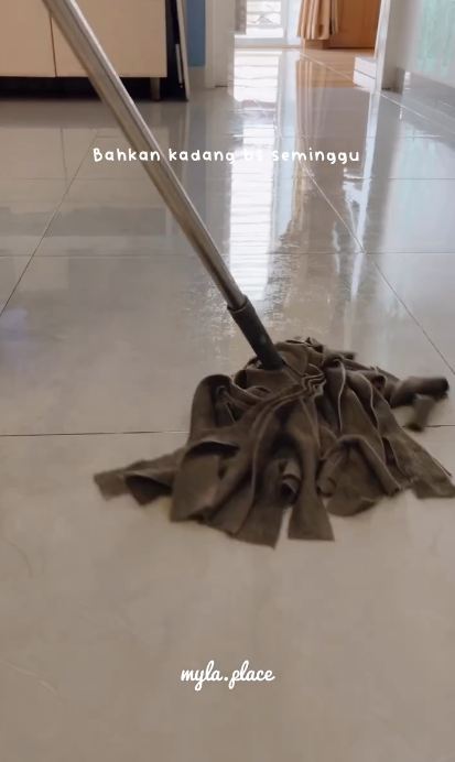 Sekarang tak repot mengepel tiap hari, ini cara bersihkan lantai agar wangi dan kesat hingga 3 hari