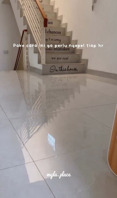 Sekarang tak repot mengepel tiap hari, ini cara bersihkan lantai agar wangi dan kesat hingga 3 hari