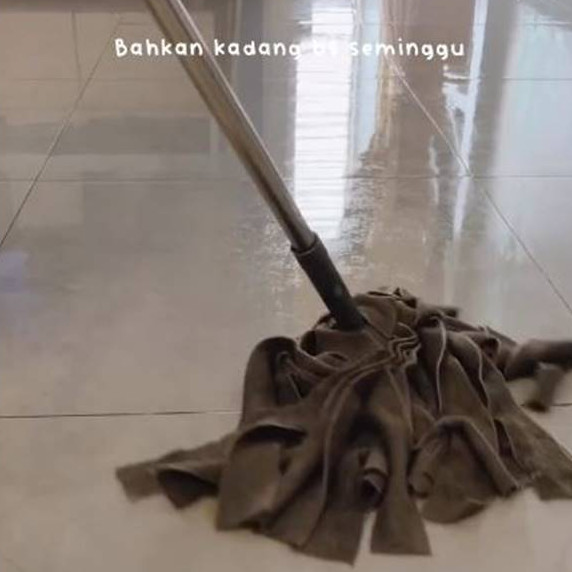 Sekarang tak repot mengepel tiap hari, ini cara bersihkan lantai agar wangi dan kesat hingga 3 hari