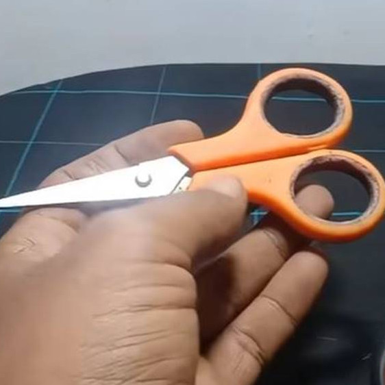 Jangan langsung dibuang, ini cara atasi gunting tumpul jadi tajam pakai 1 alat dan bahan dapur