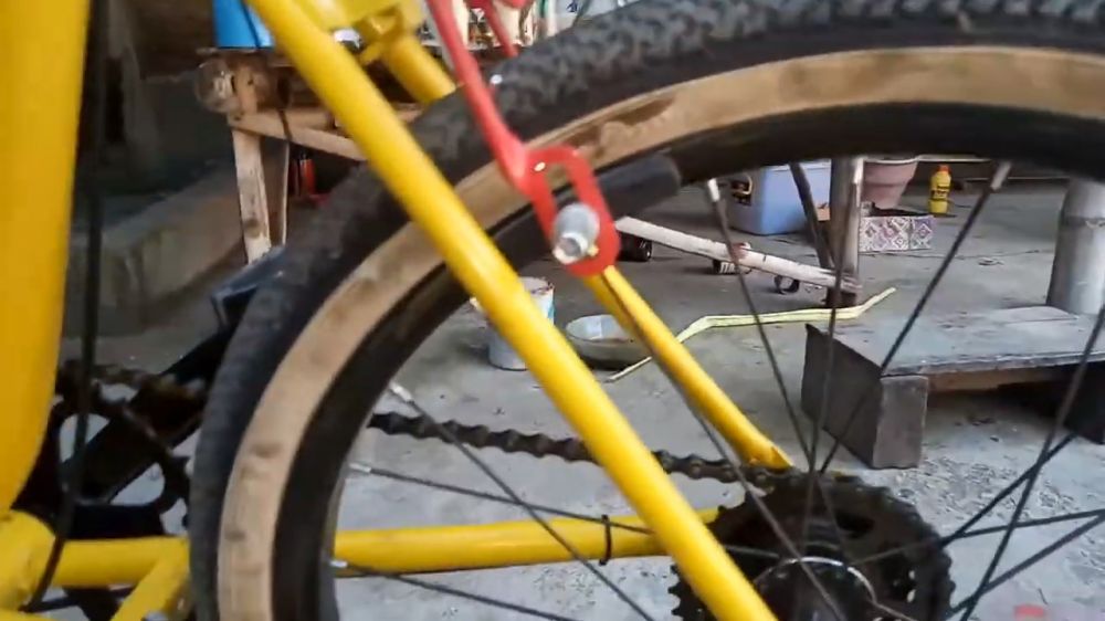 Trik jitu bapak-bapak bersihkan ban sepeda kusam jadi kinclong bak baru ini cuma modal Rp5.000 saja