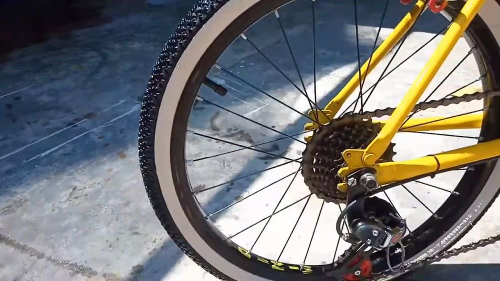 Trik jitu bapak-bapak bersihkan ban sepeda kusam jadi kinclong bak baru ini cuma modal Rp5.000 saja