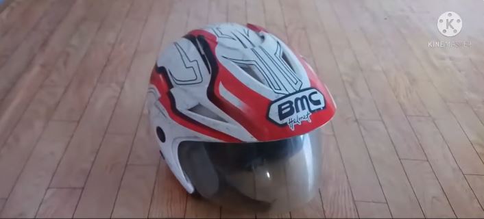 Bukan dioles pasta gigi, ini trik bersihkan kaca helm yang buram agar kinclong andalkan 1 bahan dapur