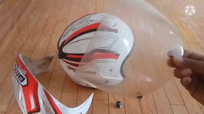 Bukan dioles pasta gigi, ini trik bersihkan kaca helm yang buram agar kinclong andalkan 1 bahan dapur