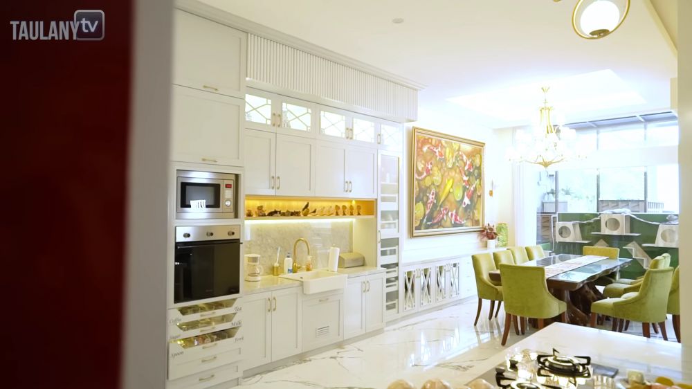 Dulu dicibir numpang hidup istri kini punya rumah Rp50 M, intip 13 potret hunian Andhika Pratama