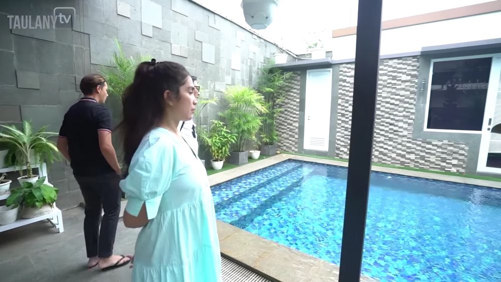 Dulu dicibir numpang hidup istri kini punya rumah Rp50 M, intip 13 potret hunian Andhika Pratama