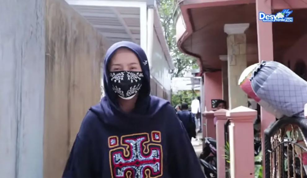 Dulu tinggal di gang sempit kini rumahnya mewah, intip 7 potret dapur di rumah lama Desy Ratnasari