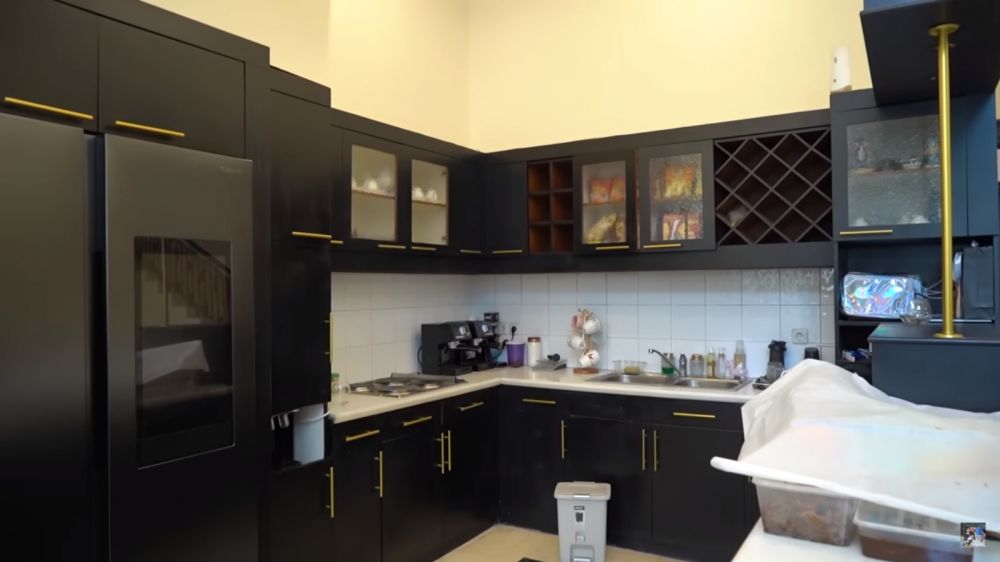Dulu pernah hidup susah, 9 potret dapur Thariq Halilintar kini desainnya jadul tapi kulkasnya canggih