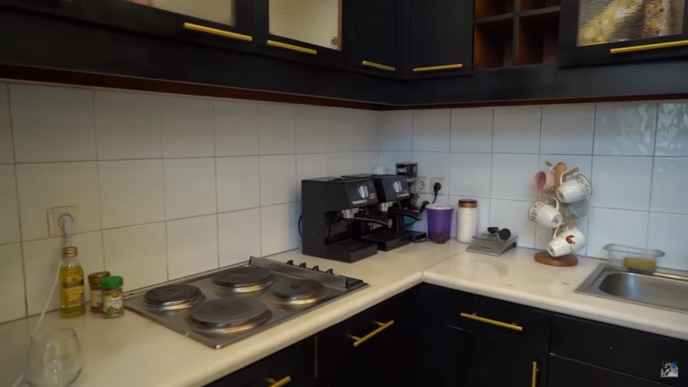 Dulu pernah hidup susah, 9 potret dapur Thariq Halilintar kini desainnya jadul tapi kulkasnya canggih
