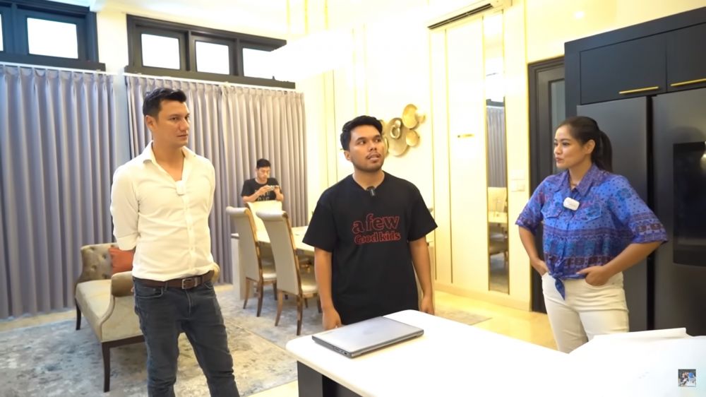 Dulu pernah hidup susah, 9 potret dapur Thariq Halilintar kini desainnya jadul tapi kulkasnya canggih